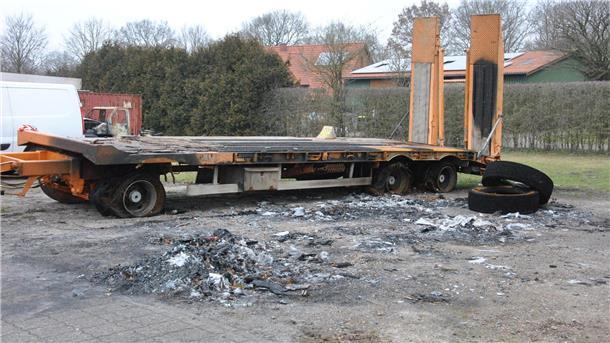 Der Brandort ist immer noch deutlich zu erkennen, sechs Fahrzeuge sind den Flammen in Westeresch zum Opfer gefallen.