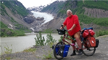 Das Foto zeigt Reinhard Pantke auf dem Fahrrad. 
