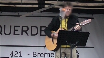 Der Bremer Arzt Dr. Jürgen Fuchs sang bei der Querdenker-Demo am 14. November in Bremen von „Virologen in Flammen“.