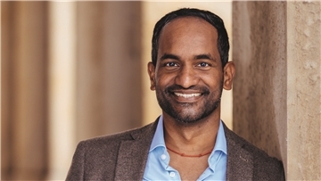 Der Bremer Herzchirurg Dr. Umes Arunagirinathan kam als unbegleiteter minderjähriger Flüchtling aus Sri Lanka und hat über seine Flucht und sein Ankommen in Norddeutschland einen Bestseller geschrieben.