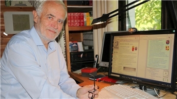 Mann zu Hause am Computer