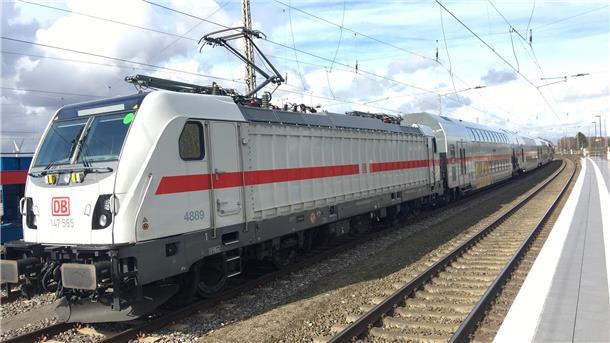 IC-Aus: Bremerhaven verliert Fernverkehr - und kämpft um neue Bahn-Anbindung Intercity-Zug am Bahnsteig.