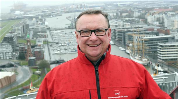 Bremerhavener SPD-Bundestagsabgeordnete leitet Gremium zur Schuldenkontrolle Mann in roter Jacke und mit Brille, lächelnd: Der Bremerhavener Bundestagsabgeordnete Uwe Schmidt (SPD) übernimmt den Vorsitz im Bundesfinanzierungsgremium, das unter anderem die Schuldenaufnahme des Bundes kontrolliert.