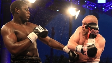 Der Bremerhavener Eugen Buchmüller (rechts) - hier bei einem Kampf gegen den früheren Junioren-Weltmeister Peter Kadiru - ist nach einer langen Karriere im Amateurlager seit 2015 bei den Profis.