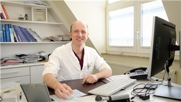 Hautarzt wehrt sich gegen fiese Internet-Bewertungen Der Bremerhavener Hautarzt Dr. Volker Meyer kämpft mit negativen Bewertungen im Internet. Wer 80 Patienten am Tag versorge und dann noch im Netz beleidigt werde, komme an seine Grenzen. „Das ist frustrierend“, sagt Meyer.