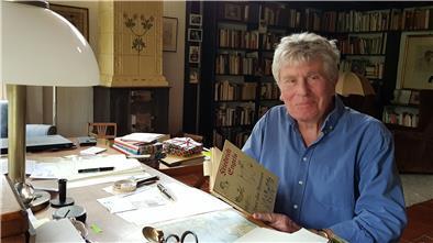 Dr. Manfred Ernst, Historiker und ehem. Rechtsanwalt in Bremerhaven, an seinem Schreibtisch 