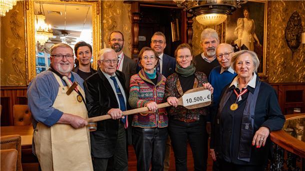 Der Bremerhavener Matjes-Orden übergibt seine diesjährige Spende von 10.500 Euro an das Bremerhavener Figurentheater von Ulrike Andersen. Von links: Gerd Blanke, Christina Klug, Rolf Mrotzek, Sebastian Gregorius, Ulrike Andersen, Thomas Beyer, Annika Jäger, Jochen Fiedler, Reinhard Meiners und Barbara Riechers-Kuhlmann.