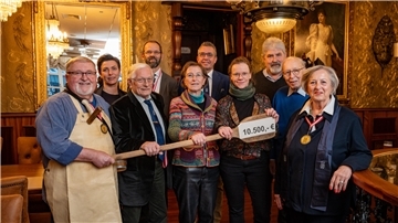Der Bremerhavener Matjes-Orden übergibt seine diesjährige Spende von 10.500 Euro an das Bremerhavener Figurentheater von Ulrike Andersen. Von links: Gerd Blanke, Christina Klug, Rolf Mrotzek, Sebastian Gregorius, Ulrike Andersen, Thomas Beyer, Annika Jäger, Jochen Fiedler, Reinhard Meiners und Barbara Riechers-Kuhlmann.