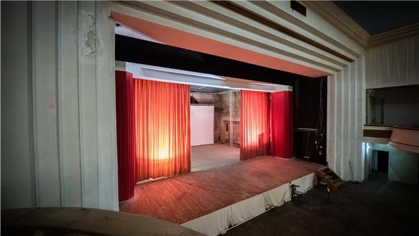 Bremerhavener Tivoli: Die goldenen Zeiten sollen wiederkommen Ein Blick auf eine Bühne. Im Hintergrund eine Kinoleinwand.