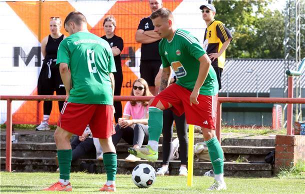 Der Bremervörder SC, hier mit den Standard-Spezialisten Lukas Hincke (links) und Fin Karallus, will am Sonntag beim FC Nordheide den jüngsten Auswärtstrend bestätigen.