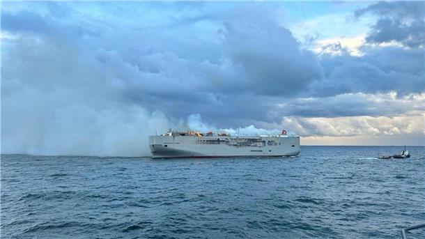 Auto-Frachter brennt vor Küste - Umweltkatastrophe droht  Der brennende Frachter „Fremantle Highway“ in der Nordsee.