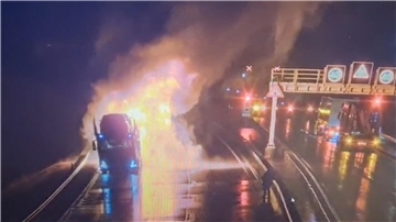 Der brennende Lastwagen auf der A71 hinter dem Rennsteigtunnel.