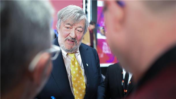 Der Brite Stephen Fry schreibt die „Odyssee“ mit einem Augenzwinkern. (Archivbild)