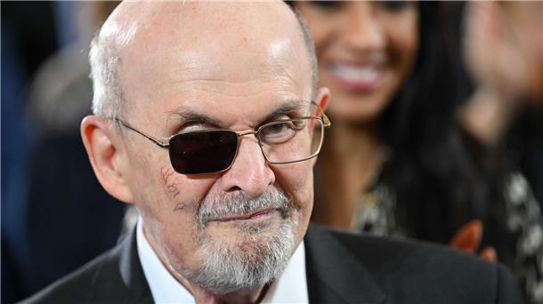 Literarische Abrechnung nach Mordversuch: Rushdies „Knife“ Der britisch-indische Autor Salman Rushdie veröffentlicht heute sein jüngstes Buch „Knife“, in dem er ein auf ihn verübtes Attentat und dessen Folgen literarisch verarbeitet.