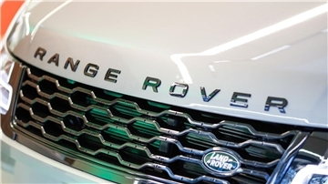 Der britische Autobauer Jaguar Land Rover hat noch immer mit den Folgen einer Cyberattacke zu kämpfen. (Symbolbild)