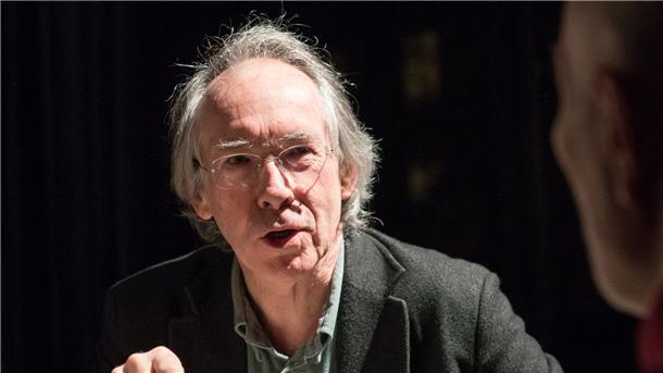 Der britische Autor Ian McEwan legt ausführliche „Lektionen“ vor.