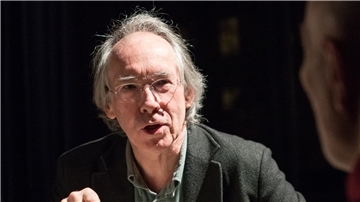 Der britische Autor Ian McEwan legt ausführliche „Lektionen“ vor.