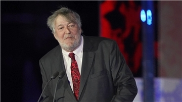 Der britische Autor Stephen Fry legt in seinem neuen Buch eine der ältesten Geschichten der Menschheit neu auf.