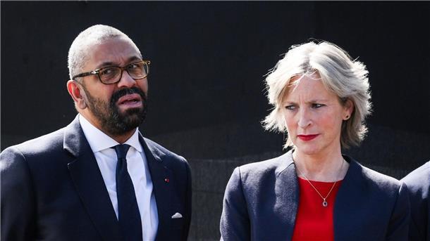 Cleverly entschuldigt sich für Witz über K.o.-Tropfen Der britische Innenminister James Cleverly mit seiner Frau Susannah Cleverly.
