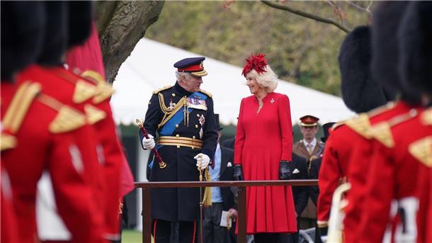 Krönung kompakt: Von Treueschwüren und königlichen Roben Der britische König Charles III. und Königsgemahlin Camilla während einer Zeremonie im Buckingham Palace.