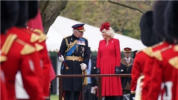 Der britische König Charles III. und Königsgemahlin Camilla während einer Zeremonie im Buckingham Palace.