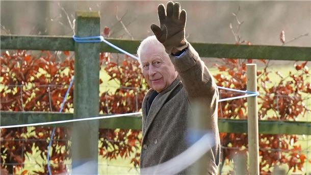 König Charles III. grüßt nach Kirchgang in Sandringham Der britische König Charles III. winkte, als er das Gelände der St.-Mary-Magdalene-Kirche in Sadringham verließ.