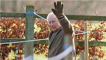 Der britische König Charles III. winkte, als er das Gelände der St.-Mary-Magdalene-Kirche in Sadringham verließ.
