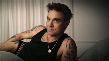 Der britische Musiker Robbie Williams in einer Szene der Miniserie „Robbie Williams“.