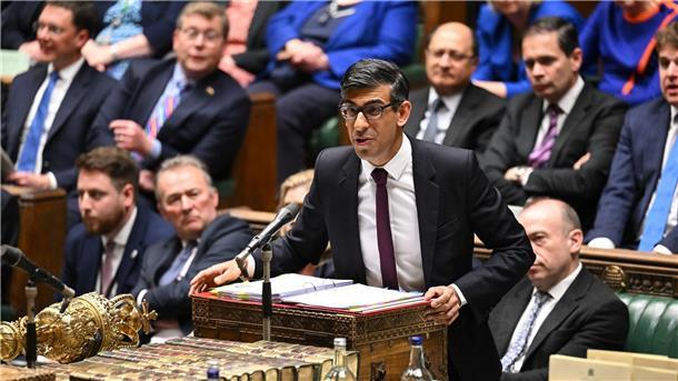Streit um EU-Gesetze: Brexiteers werfen Sunak Verrat vor Der britische Premier Rishi Sunak muss im Unterhaus Rede und Antwort stehen.