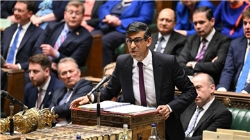 Der britische Premier Rishi Sunak muss im Unterhaus Rede und Antwort stehen.