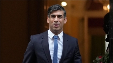 Der britische Premierminister Rishi Sunak hat mit seinen Turnschuhen eine Diskussion ausgelöst.