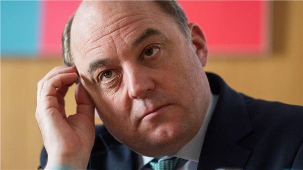 Der britische Verteidigungsminister Ben Wallace spricht bei einem Interview in der britischen Botschaft.