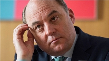 Der britische Verteidigungsminister Ben Wallace spricht bei einem Interview in der britischen Botschaft.