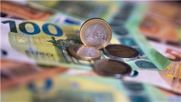 Geld liegt auf einem Tisch: Der BSC Grünhöfe sieht sich gezwungen, die Beiträge anzuheben. Hintergrund sind Kürzungen im städtischen Sporthaushalt und steigende Kosten.