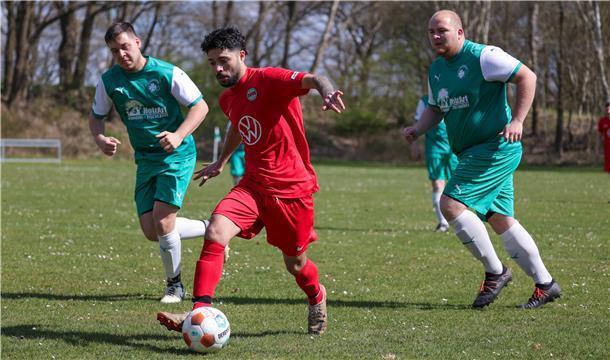 Der BSCer Engin Simsek (Mitte) setzt sich gegen die Karlshöfener Nico Bubbel und Jonas Kunz durch.
