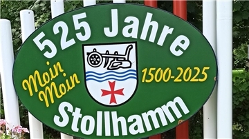 Schild lädt zur 525 Jahrfeier ein.