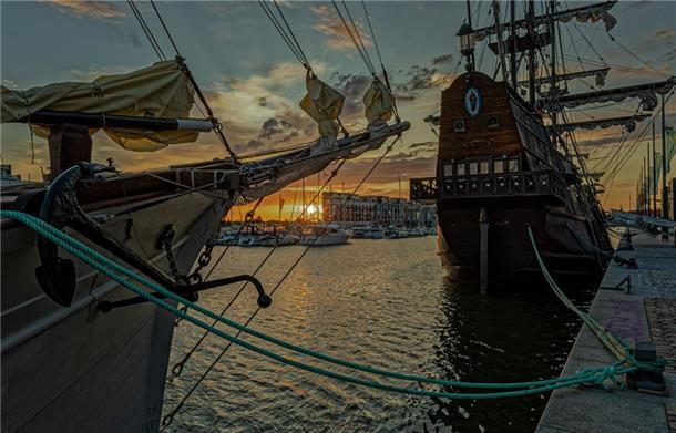 So magisch fotografieren unsere Influencer die Maritimen Tage Der Bug des Seglers „Pascual Flores“ und das Heck der „El Galeon“ in der Abendsonne. Fotografiert vom Thomas Damson, in Instagram thomasdamsonfotografie.