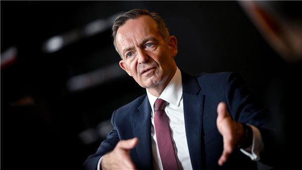 Schadenersatz wegen Pkw-Maut? Wissing holt Gutachter Der Bund muss als Folge der geplatzten Pkw-Maut 243 Millionen Euro Schadenersatz an die einst vorgesehenen Betreiber zahlen. Deshalb lässt Bundesverkehrsminister Volker Wissing (FDP) ein Gutachten erstellen.