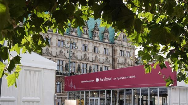 Einheitsfeiern in Hamburg startet mit Appell an Zusammenhalt Der Bundesrat hat einen Informationspavillon vor dem Hamburger Rathaus aufgebaut.