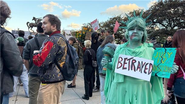 Der Bundesstaat Illinois und die drittgrößte Stadt der USA klagen gegen Trump, weil sie einen Einsatz von Mitgliedern der Nationalgarde auf Geheiß der US-Regierung in Illinois für rechtswidrig halten. 
