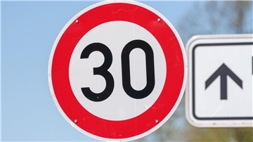 Der Bundestag will über einen Gesetzentwurf zur Reform des Straßenverkehrsgesetzes beraten.