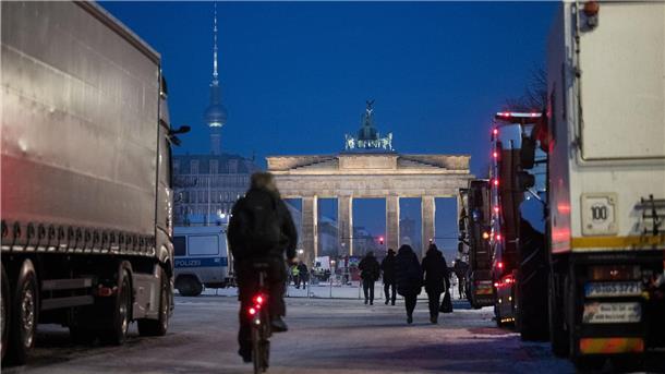 Lkw-Sternfahrt nach Berlin: Hunderte nehmen an Protest teil Der Bundesverband Logistik & Verkehr pro (BLV-pro) hatte zu einer Sternfahrt des Güterkraftverkehrs nach Berlin aufgerufen - und Hunderte kamen.