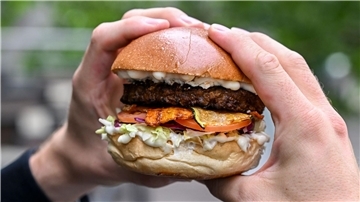 Wer lieber kein Fleisch isst Der Burger ist mit einem vegetarischen Patty belegt. Der besteht zum Beispiel aus Bohnen statt Rindfleisch.
