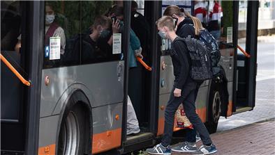 „Der Bus ist wie eine andere Welt“, sagen Schüler aus der Samtgemeinde Tarmstedt: Statt Abstand herrscht auf dem Weg zur Schule Enge. Eltern fordern jetzt, dass die Verantwortlichen die Sorgen der Kinder ernst nehmen und handeln.