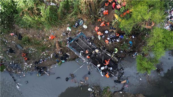 Mehr als 50 Tote bei Busunglück in Guatemala Der Bus stürzte von einer Brücke etwa 20 Meter in die Tiefe.