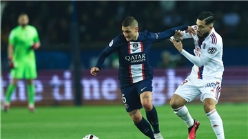 Der BVB soll an Rayan Cherki (r) von Olympique Lyon interessiert sein.