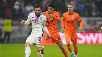 Der BVB unternimmt einem Bericht zufolge einen dritten Anlauf, um Lyon’s Rayan Cherki (l) zu verpflichten.
