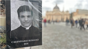 Der „Calendario Romano“ an einem Souvenirstand, im Hintergrund der Petersdom.