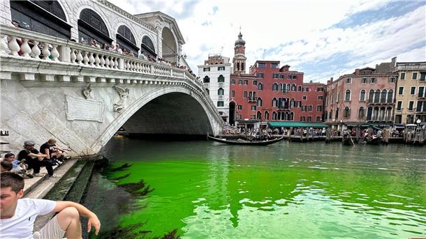 Rätselraten um grünen Canal Grande in Venedig Der Canale Grande ist auf einmal grün.