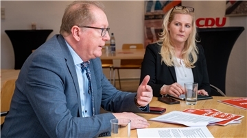 Der CDU-Kreisverband stellt sein Wahlprogramm „Heute für übermorgen“ vor: Thorsten Raschen und Christine Schnittker erläutern die Schwerpunkte.
